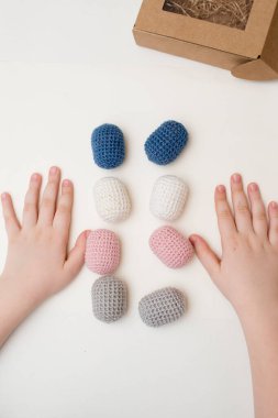 Çocukları işitme gelişimi için eğitmek üzere kullanılan Montessori materyali. Bebekler için güvenli oyuncaklar. Geri dönüştürülmüş Kinder Sürpriz Yumurta Sanatları Fikirleri - Plastik kapsülle Yapılacak Paskalya Çocuk El Sanatları.