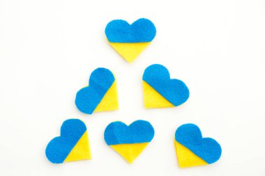 Ukrayna bayrağı teması. Beyaz arka planda keçeden yapılmış mavi ve sarı kalp şeklinde. Savaş konuları. Özgürlük savaşçıları. Ulusların desteği, birlik