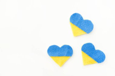 Ukrayna bayrağı teması. Beyaz arka planda keçeden yapılmış mavi ve sarı kalp şeklinde. Savaş konuları. Özgürlük savaşçıları. Ulusların desteği, birlik