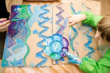 Sıfır kayıp. Arazi yapmak için oyulmuş karton kesilmiş ve yapıştırılmış. Çocuk onu deniz gibi boyuyor. Evdeki DIY oyunları. Okyanus konseptini koru.