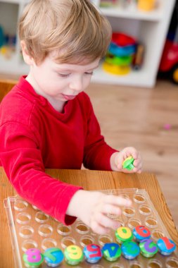Oyun sayıyorum. Belirtilen numaraya göre doğru sayıda kapak al. Küçük çocuk görevini yerine getirdi. Erken eğitim. Oyuncak hayal gücünü, yaratıcılığı, el-göz koordinasyonunu canlandırır..