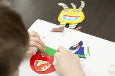 Çocuklar kağıttan uzaylı canavarlar yarattılar. Çocuklar için kötü hava koşullarında ya da hastalık sırasında ev aktiviteleri, karantina dönemi.