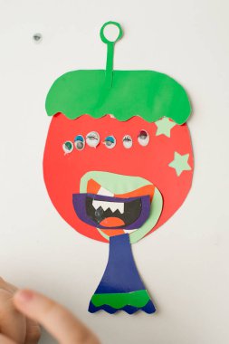 Çocuklar kağıttan uzaylı canavarlar yarattılar. Çocuklar için kötü hava koşullarında ya da hastalık sırasında ev aktiviteleri, karantina dönemi.