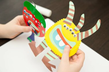 Çocuklar kağıttan uzaylı canavarlar yarattılar. Çocuklar için kötü hava koşullarında ya da hastalık sırasında ev aktiviteleri, karantina dönemi.