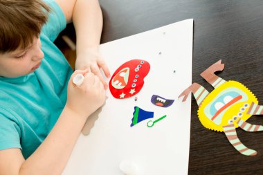 Çocuklar kağıttan uzaylı canavarlar yarattılar. Çocuklar için kötü hava koşullarında ya da hastalık sırasında ev aktiviteleri, karantina dönemi.