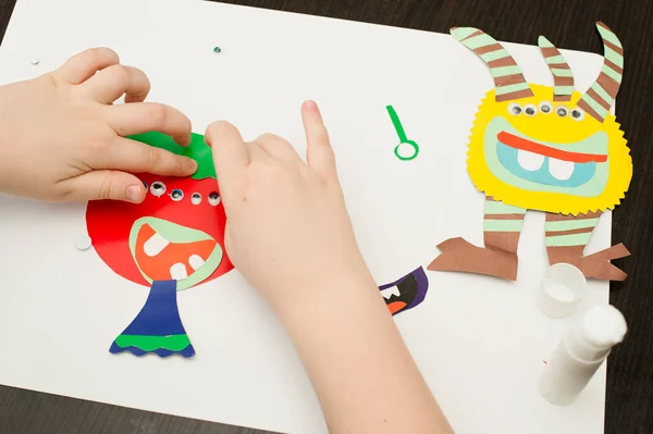 Dzieci Robiły Papierowe Obce Potwory Aktywności Domowe Dla Dzieci Czasie — Zdjęcie stockowe