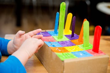 Montessori uygulaması. Renklere göre sıralıyorum. Karton kutudan ve dondurma çubuklarından evde. 5 dakikalık basit bir iş. Bebekler için erken okul öncesi eğitim.