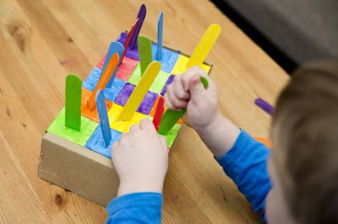 Montessori uygulaması. Renklere göre sıralıyorum. Karton kutudan ve dondurma çubuklarından evde. 5 dakikalık basit bir iş. Bebekler için erken okul öncesi eğitim.
