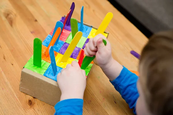 Montessori uygulaması. Renklere göre sıralıyorum. Karton kutudan ve dondurma çubuklarından evde. 5 dakikalık basit bir iş. Bebekler için erken okul öncesi eğitim.