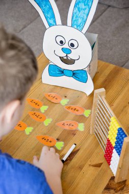 Tavşanı besle. Kolay öğrenme oyunu. Matematiksel bir denklemi tamamla, cevabı yaz ve onu tavşana ver..