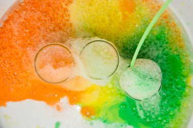 Renk kabarcıkları. Anaokulu ya da solunum rehabilitasyonu için oyun. Akciğerler için solunum terapisi. Evdeki basit DIY aktiviteleri. 5 dakikalık bir gemi. Montessori biçimi görevi.