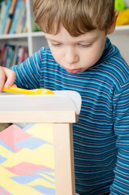 Renkli sakinleştirici kum. Duyusal ve hareketli eğitim oturumları sağlamak için okul öncesi ya da çocuk odasını rahatlatmak için kum sanatı çerçevesi. Çocuklar ve otistler için Montessori tipi mesleki terapi.