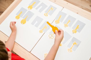 Anahtarlar ve kilitler. Doğru gölge için doğru anahtarı bul. Konsantrasyon, dikkat ve hafıza eğitimi için Montessori tarzı beyin egzersizi oyunu.