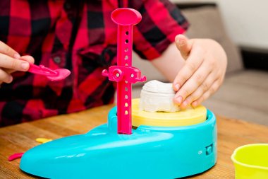 Genç heykeltıraş. Ot hızlı hazırlanan kil ile çalıyor. İlk sanat dersleri. Yaratıcılık eğitimi odaklanma, görevi tamamlama. Engelli ve Otizmli Çocuklar İçin İstihdam Merkezi.