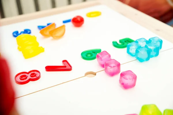 숫자와 장난감 인공적 숫자입니다 아이들에게는 숫자를 배우는 좋습니다 몬테소리 — 스톡 사진