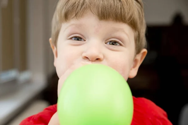 Garçon Ans Gonflant Ballon Vert Avec Une Bouche Joues Gonflées — Photo