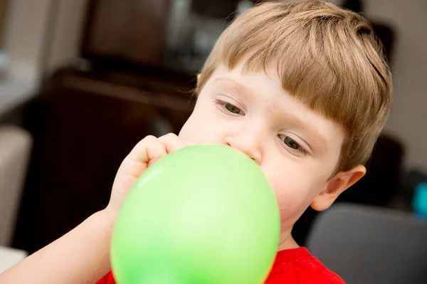 Garçon Ans Gonflant Ballon Vert Avec Une Bouche Joues Gonflées — Photo