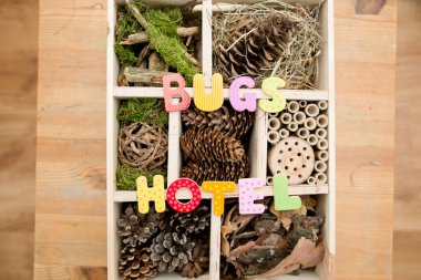 Böcek Oteli Doğal Malzemeler Yapımı. Böcekler, Arılar, Yabanarıları, Kelebekler için barınak. Çevre dostu. Ekolojik haşere kontrolü. Bitkilerinizi döllemek için arıları çeker. Çocuklar için eğitim.
