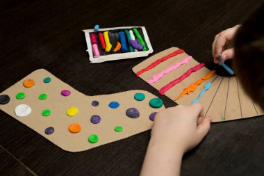 Dünya Down Sendromu Günü için sanat eserleri. Çocuklar destek ve şefkat sembolü olarak kağıt çorap yaptılar..