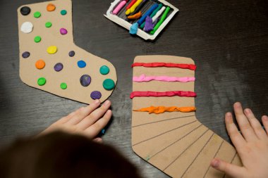 Dünya Down Sendromu Günü için sanat eserleri. Çocuklar destek ve şefkat sembolü olarak kağıt çorap yaptılar..