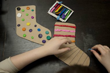 Dünya Down Sendromu Günü için sanat eserleri. Çocuklar destek ve şefkat sembolü olarak kağıt çorap yaptılar..