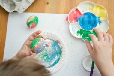 Paskalya. Hıristiyan dini bayramı. Farklı renkte tuzlu yumurta lekesi. Çeşitli renkler ve çeşitli tekniklerle çeşitlendirme geleneği. Küresel Bahar Festivali.