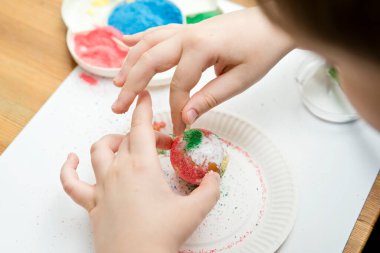 Paskalya. Hıristiyan dini bayramı. Farklı renkte tuzlu yumurta lekesi. Çeşitli renkler ve çeşitli tekniklerle çeşitlendirme geleneği. Küresel Bahar Festivali.
