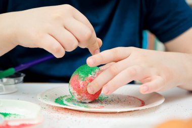 Paskalya. Hıristiyan dini bayramı. Farklı renkte tuzlu yumurta lekesi. Çeşitli renkler ve çeşitli tekniklerle çeşitlendirme geleneği. Küresel Bahar Festivali.