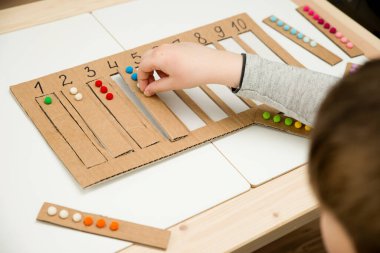 İçinde pamuk topları olan uygun bir kayışı belirlenen boşluğa yerleştir. Anaokulları için okul öncesi eğitim yardımı. Çocuklar Montessori IQ 'sunu erken öğreniyor. Bebek için matematik görevi.