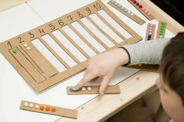 İçinde pamuk topları olan uygun bir kayışı belirlenen boşluğa yerleştir. Anaokulları için okul öncesi eğitim yardımı. Çocuklar Montessori IQ 'sunu erken öğreniyor. Bebek için matematik görevi.