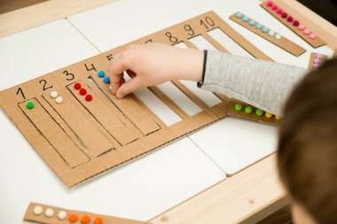 İçinde pamuk topları olan uygun bir kayışı belirlenen boşluğa yerleştir. Anaokulları için okul öncesi eğitim yardımı. Çocuklar Montessori IQ 'sunu erken öğreniyor. Bebek için matematik görevi.