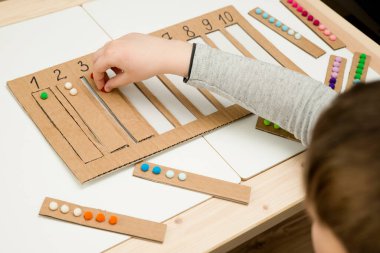İçinde pamuk topları olan uygun bir kayışı belirlenen boşluğa yerleştir. Anaokulları için okul öncesi eğitim yardımı. Çocuklar Montessori IQ 'sunu erken öğreniyor. Bebek için matematik görevi.