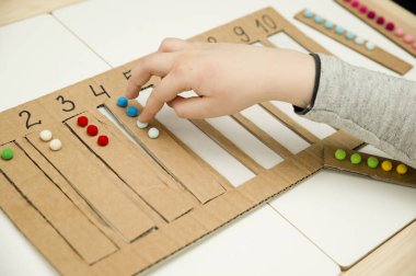 İçinde pamuk topları olan uygun bir kayışı belirlenen boşluğa yerleştir. Anaokulları için okul öncesi eğitim yardımı. Çocuklar Montessori IQ 'sunu erken öğreniyor. Bebek için matematik görevi.