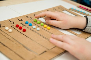 İçinde pamuk topları olan uygun bir kayışı belirlenen boşluğa yerleştir. Anaokulları için okul öncesi eğitim yardımı. Çocuklar Montessori IQ 'sunu erken öğreniyor. Bebek için matematik görevi.