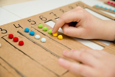 İçinde pamuk topları olan uygun bir kayışı belirlenen boşluğa yerleştir. Anaokulları için okul öncesi eğitim yardımı. Çocuklar Montessori IQ 'sunu erken öğreniyor. Bebek için matematik görevi.