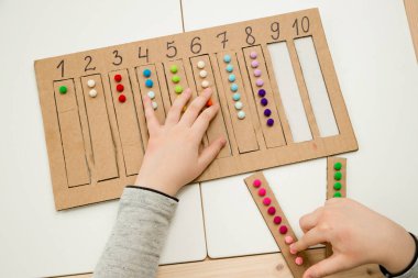 İçinde pamuk topları olan uygun bir kayışı belirlenen boşluğa yerleştir. Anaokulları için okul öncesi eğitim yardımı. Çocuklar Montessori IQ 'sunu erken öğreniyor. Bebek için matematik görevi.