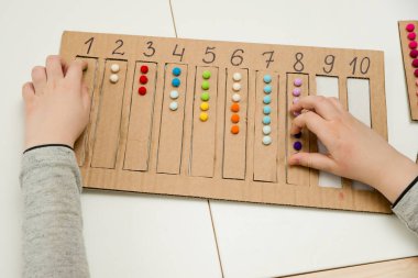 İçinde pamuk topları olan uygun bir kayışı belirlenen boşluğa yerleştir. Anaokulları için okul öncesi eğitim yardımı. Çocuklar Montessori IQ 'sunu erken öğreniyor. Bebek için matematik görevi.