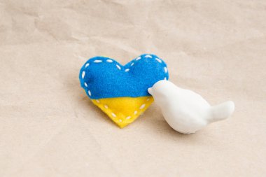 Ukrayna bayrağı teması. Kalp şeklindeki rozet mavi ve sarı dolgulu keçeden yapılmış. Savaş konuları. Özgürlük savaşçıları. Ulusların desteği, birlik. Barış için dua et. Savaş yok..