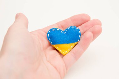 Ukrayna bayrağı teması. Kalp şeklindeki rozet mavi ve sarı dolgulu keçeden yapılmış. Savaş konuları. Özgürlük savaşçıları. Ulusların desteği, birlik. Barış için dua et. Savaş yok..