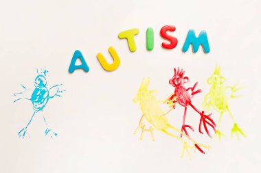 Otizm spektrum bozukluğunun farkındalığı için resim yapmak. Küresel otizm günü anma teması. Özel bakımda olan insanların sosyal ayrımcılığı.