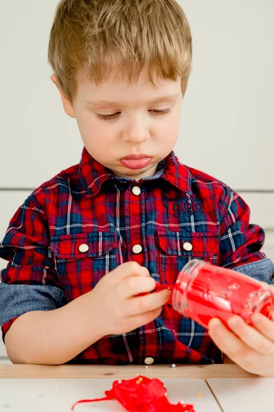 Gamin Joue Avec Slime Activités Maison Jouet Comme Dispositif Sensoriel — Photo