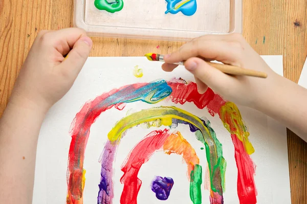 Arco Iris Diferente Chicos Dibujando Con Gouache Actividades Infantiles Para —  Fotos de Stock