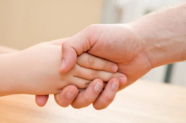 Mãos Crianças Nas Palmas Das Mãos Dos Pais Paternidade Amizade — Fotografia de Stock