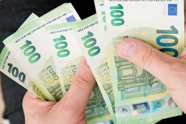 Kira için para sayıyorum. Para biriktirme kavramı. Finans, iş, yatırım. Birikimlerimi evde tutuyorum. Beklenmedik harcamalar için nakit harcamak, planlanmamış kayıplar, gayrimenkul, borçlar, vergiler.