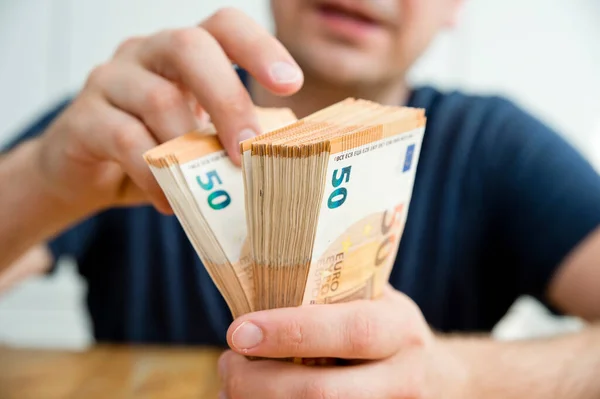 Kira için para sayıyorum. Para biriktirme kavramı. Finans, iş, yatırım. Birikimlerimi evde tutuyorum. Beklenmedik harcamalar için nakit harcamak, planlanmamış kayıplar, gayrimenkul, borçlar, vergiler.