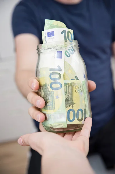 Avro Bir Kavanozda Içinden Biraz Para Çıkıyor Para Biriktirme Kavramı — Stok fotoğraf