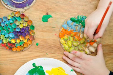 Doğal malların resmi. Çocuğun çizimi, dokunmatik yüzeylere yapışık bir fırçayla. Evde oyna. Çocuklar için DIY görevleri. Küçükler için etkinlikler. Duyusal eğitim.