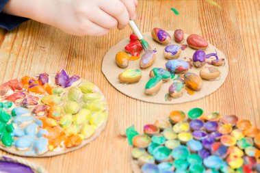 Doğal malların resmi. Çocuğun çizimi, dokunmatik yüzeylere yapışık bir fırçayla. Evde oyna. Çocuklar için DIY görevleri. Küçükler için etkinlikler. Duyusal eğitim.