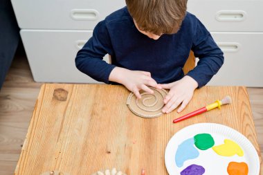 Doğal malların resmi. Çocuğun çizimi, dokunmatik yüzeylere yapışık bir fırçayla. Evde oyna. Çocuklar için DIY görevleri. Küçükler için etkinlikler. Duyusal eğitim.