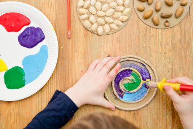 Doğal malların resmi. Çocuğun çizimi, dokunmatik yüzeylere yapışık bir fırçayla. Evde oyna. Çocuklar için DIY görevleri. Küçükler için etkinlikler. Duyusal eğitim.